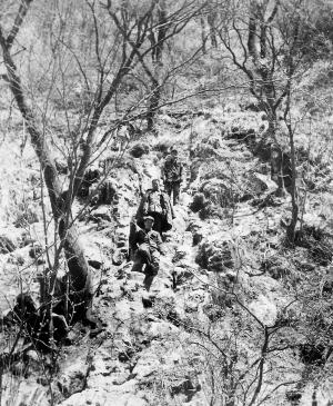 年9月18日,郭沫若同志陪同柬埔寨王国宾努亲王在刘家峡水电站参观时